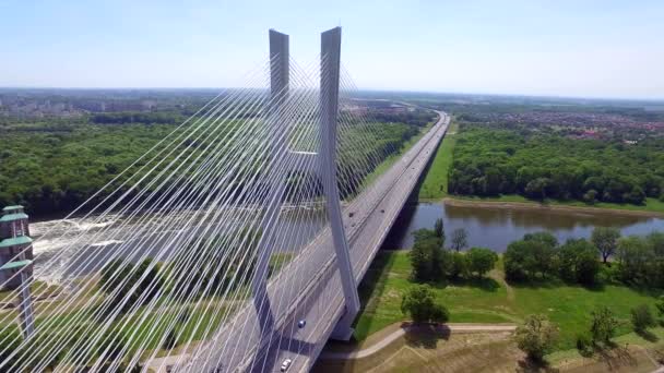 Snelweg op de rivier. Hoge brug — Stockvideo