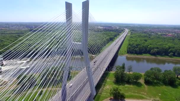 川沿いの高速道路。高い橋 — ストック動画