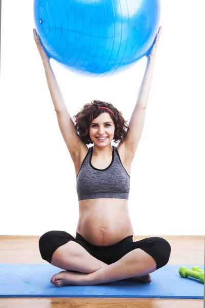 Jeune femme enceinte exercices avec le ballon — Photo