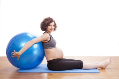 Genç hamile kadın çalışmaları ile topu