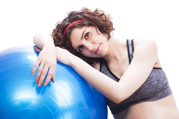 Unga gravid kvinna övningar med bollen — Stockfoto