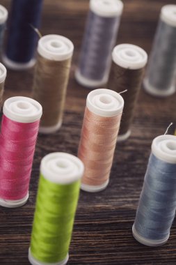 Dikiş aletleri, konu, iğneler, bobin ve malzemeleri.