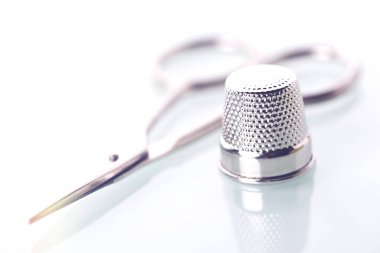 Dikiş ekipman ve beyaz arka plan iş parçacığı.