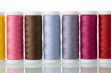 Dikiş ekipman ve beyaz arka plan iş parçacığı.