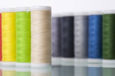 Dikiş ekipman ve beyaz arka plan iş parçacığı.