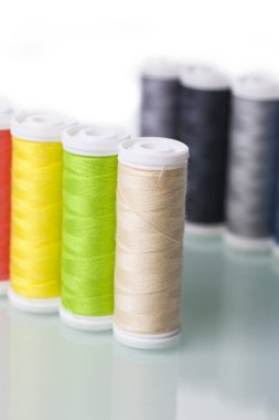 Dikiş ekipman ve beyaz arka plan iş parçacığı.