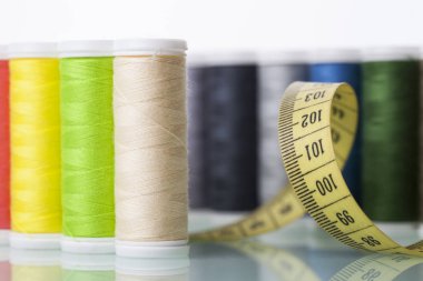 Dikiş ekipman ve beyaz arka plan iş parçacığı.