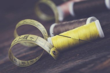 Dikiş aletleri, konu, iğneler, bobin ve malzemeleri.