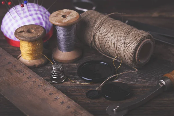 Όργανα ράψιμο, νήματα, βελόνες σε vintaae στυλ — Φωτογραφία Αρχείου