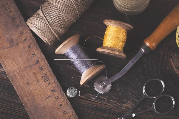 Naaien instrumenten, draden, naalden in vintaae stijl — Stockfoto