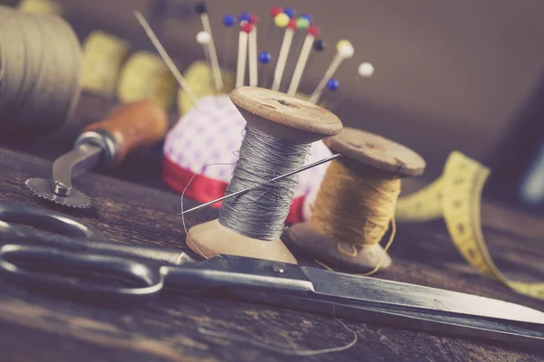 Instrumentos de coser, hilos, agujas, bobinas y materiales . —  Fotos de Stock