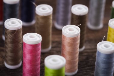 Dikiş aletleri, konu, iğneler, bobin ve malzemeleri.