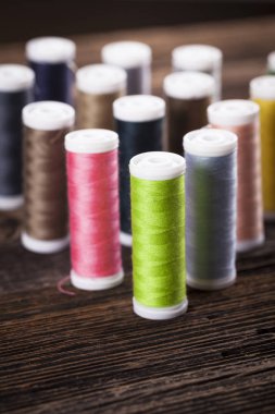 Dikiş aletleri, konu, iğneler, bobin ve malzemeleri.