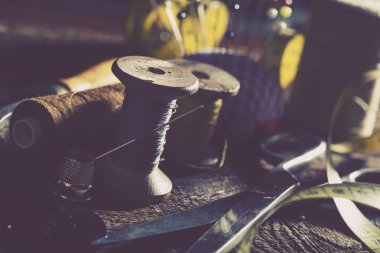 Dikiş aletleri, konu, iğneler, bobin ve malzemeleri.