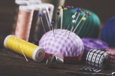 Dikiş aletleri, konu, iğneler, bobin ve malzemeleri.