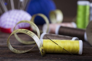 Dikiş aletleri, konu, iğneler, bobin ve malzemeleri.
