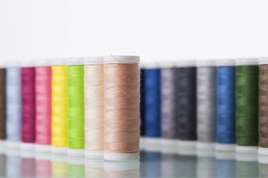 Dikiş ekipman ve beyaz arka plan iş parçacığı.