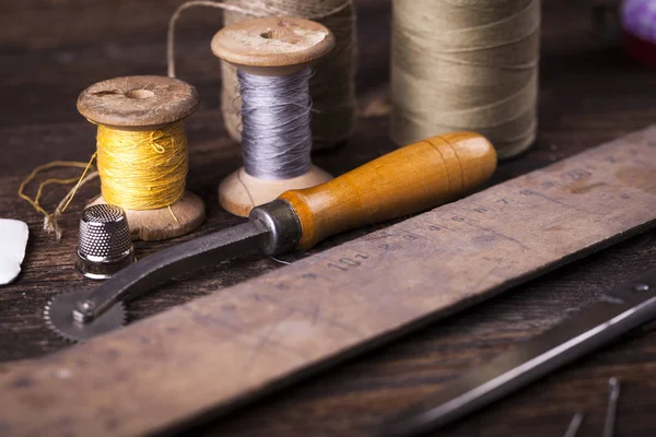 Dikiş aletleri, konu, iğneler vintaae tarzı