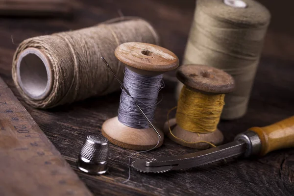 Швейні інструменти, нитки, голки в стилі vintaae — стокове фото