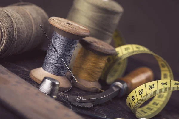 Instrumentos de costura, fios, agulhas em estilo vintaae — Fotografia de Stock