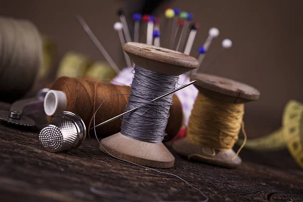 Dikiş aletleri, konu, iğneler, bobin ve malzemeleri.