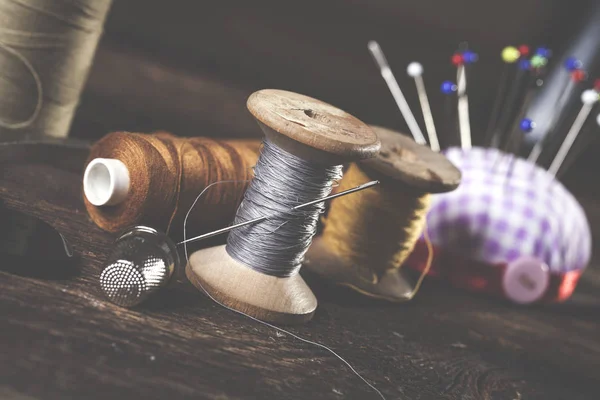 Instrumentos de costura, fios, agulhas, bobinas e materiais . — Fotografia de Stock