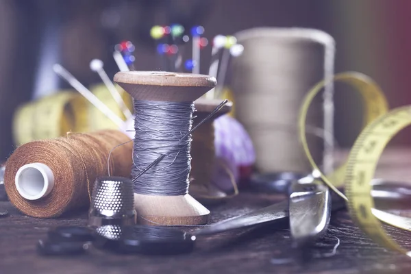 Швейні інструменти, нитки, голки, боби та матеріали . — стокове фото