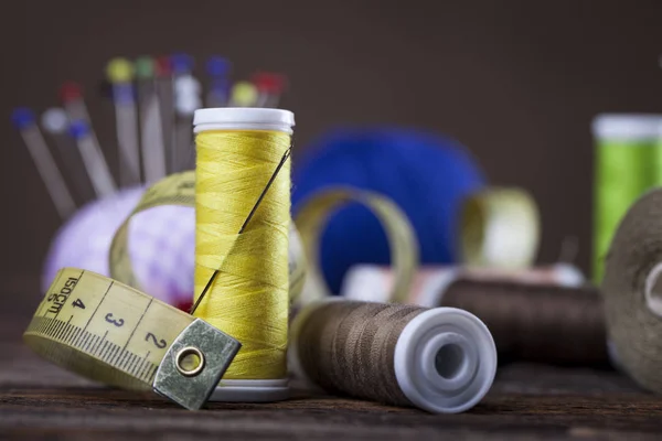 Instrumentos de coser, hilos, agujas, bobinas y materiales . —  Fotos de Stock