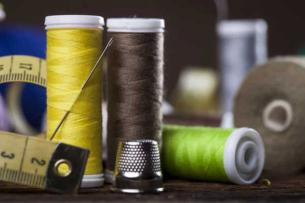 Dikiş aletleri, konu, iğneler, bobin ve malzemeleri.