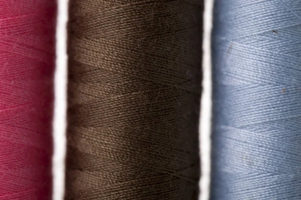 Dikiş ekipman ve beyaz arka plan iş parçacığı.