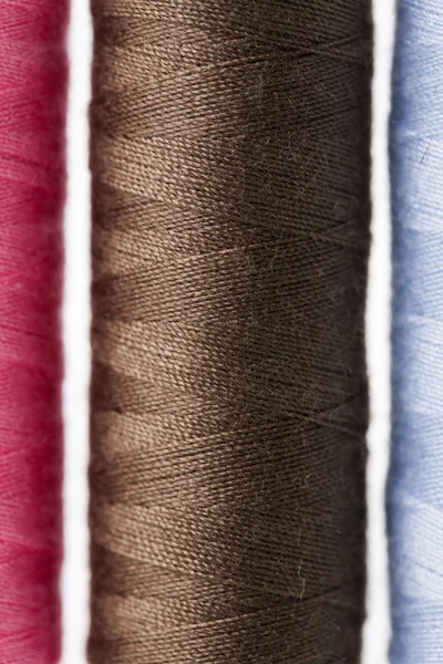 Dikiş ekipman ve beyaz arka plan iş parçacığı.