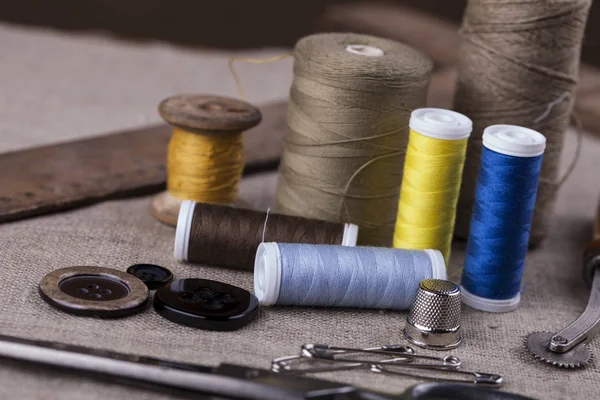 Dikiş aletleri, konu, iğneler, bobin ve malzemeleri.