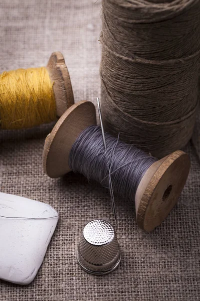 Dikiş aletleri, konu, iğneler, bobin ve malzemeleri.