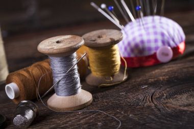 Dikiş aletleri, konu, iğneler, bobin ve malzemeleri.
