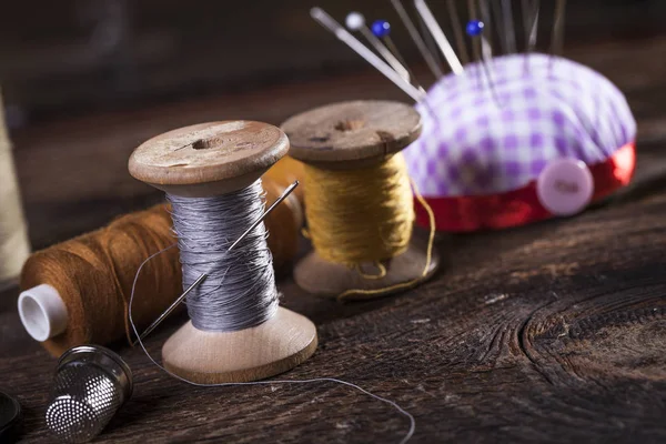 Dikiş aletleri, konu, iğneler, bobin ve malzemeleri.