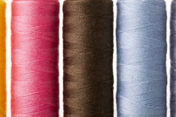 Dikiş ekipman ve beyaz arka plan iş parçacığı.