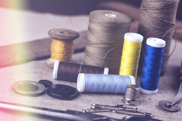 Dikiş aletleri, konu, iğneler, bobin ve malzemeleri.