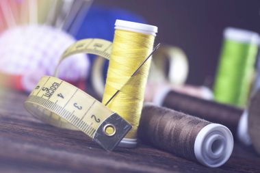 Dikiş aletleri, konu, iğneler, bobin ve malzemeleri.