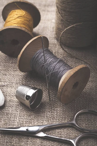 Dikiş aletleri, konu, iğneler, bobin ve malzemeleri.