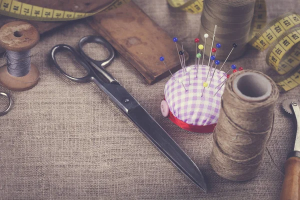 Sömnad instrument, trådar, nålar, spolar och material. — Stockfoto