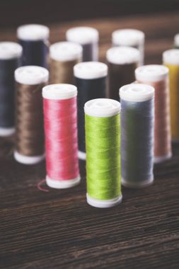 Dikiş aletleri, konu, iğneler, bobin ve malzemeleri.