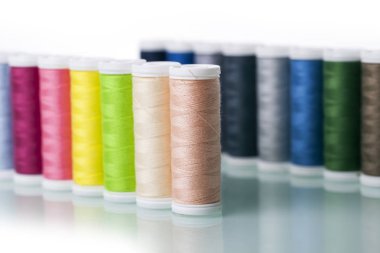 Dikiş ekipman ve beyaz arka plan iş parçacığı.