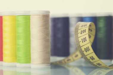 Dikiş ekipman ve beyaz arka plan iş parçacığı.