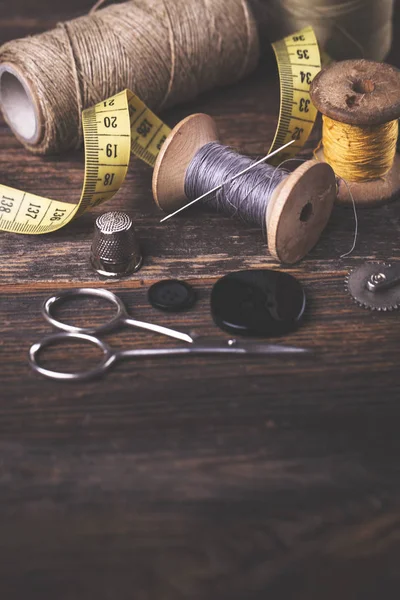 Instrumentos de coser, hilos, agujas en estilo vintaae — Foto de Stock