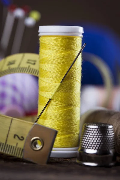 Instruments, fils, aiguilles, bobines et matières à coudre . — Photo