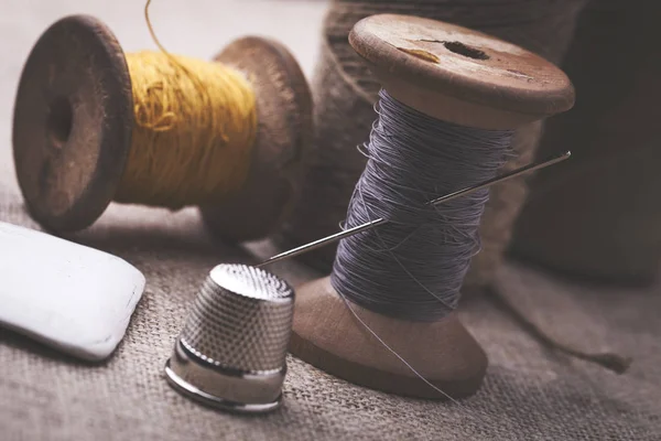 Dikiş aletleri, konu, iğneler, bobin ve malzemeleri.