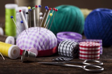 Dikiş aletleri, konu, iğneler, bobin ve malzemeleri.