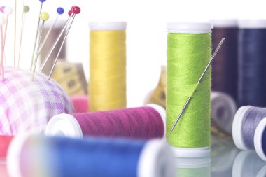 Dikiş ekipman ve beyaz arka plan iş parçacığı.