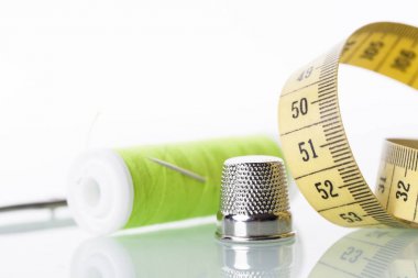 Dikiş ekipman ve beyaz arka plan iş parçacığı.