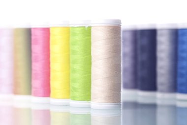 Dikiş ekipman ve beyaz arka plan iş parçacığı.